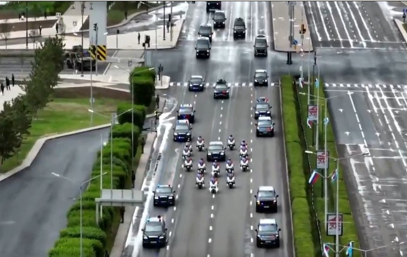 Vladimir Putin, puternic păzit într-o țară „prietenoasă”. Liderul rus, escortat cu un vehicul blindat cu mitralieră și sisteme de război electronic