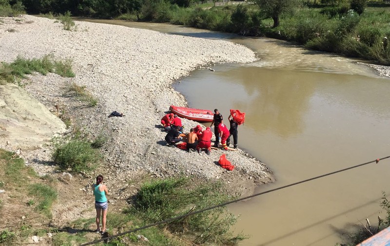 FOTO: Băiat de 13 ani din Neamț, înecat în râul Bistrița în timp ce se afla la scăldat