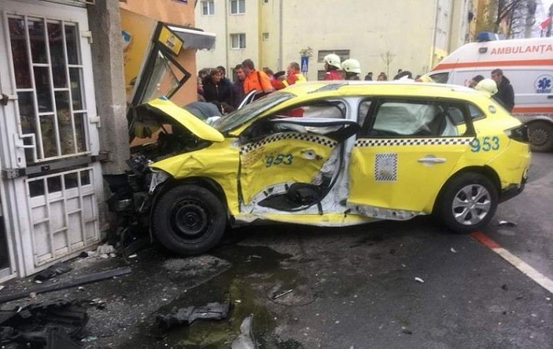 Accident neobișnuit la Sibiu, soldat cu patru victime! Două mașini au ajuns într-un zid
