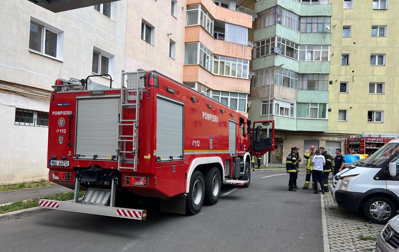 Incendiu într-un bloc din Roman. Locatarii au fost evacuați, iar un bărbat de 95 de ani a suferit atac de panică și intoxicație cu fum