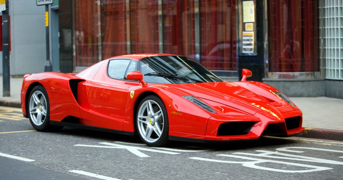 Poză cu un Ferrari parcat