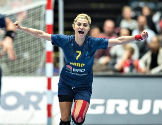 epa05074670 Romania's Adriana Nechita cheer celebrates during the match between Norway and Romania at the Women's World Handball Championship in Herning, Denmark, 18 December 2015. EPA/HENNING BAGGER DENMARK OUT