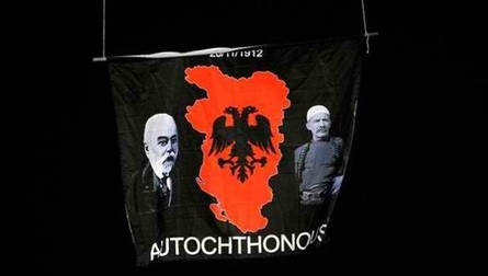Drapelul cu Albania mare care a declanşat războiul dintre albanezi şi sârbi