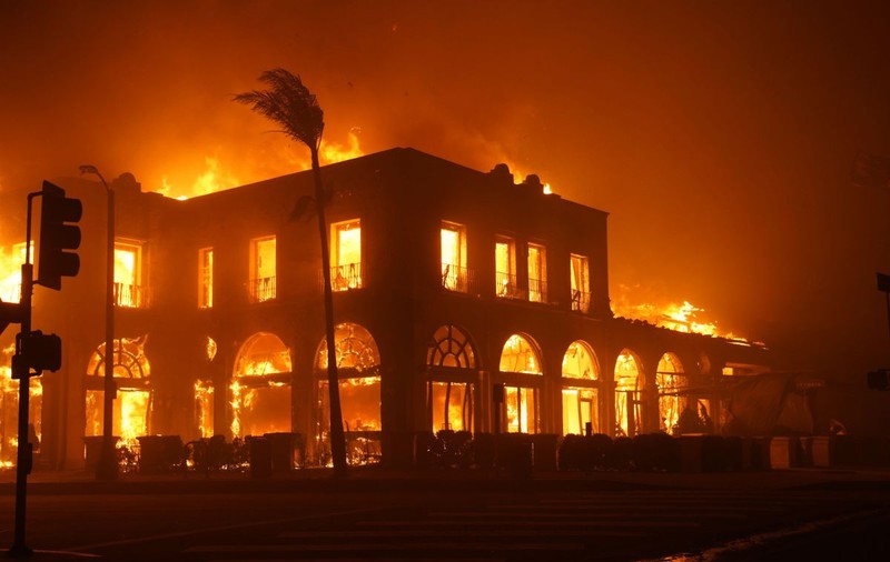 Pagubele provocate de incendiul devastator din California. „Ar putea deveni cel mai grav din istoria modernă”
