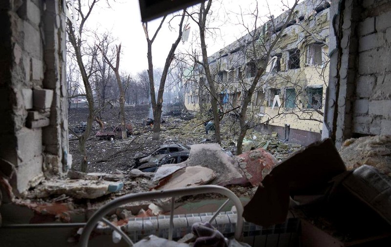 Un anestezist din Mariupolul asediat, marcat pe viață: „Răniții mureau pe masa de operație. Bombardamentele au tăiat oxigenul în ATI”