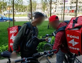 Livratorii din Asia care îți aduc mâncarea muncesc peste 10 ore pe zi, pentru 2.000 de lei pe lună