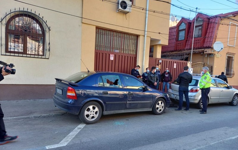 Alertă în Sectorul 1 al Capitalei după ce o femeie și-a găsit sparte un geam al maşinii şi o fereastră a locuinţei. Martorii spun că au auzit împușcături