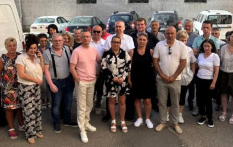 Protest mai mult ca o ieșire la cafea: „Cu o mână ne cer, cu alta ne iau”, s-au plâns angajații Finanţelor Publice la Oradea