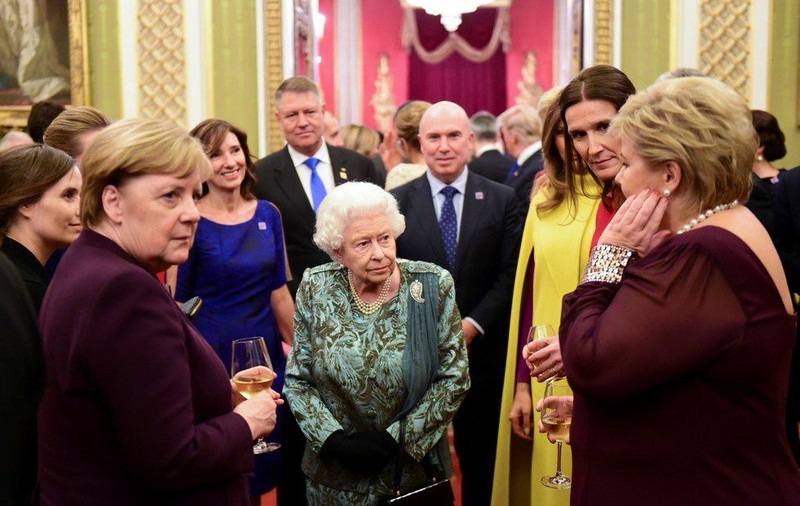 Noi imagini de la recepția de la Palatul Buckingham. Carmen Iohannis, de vorbă cu regina Elisabeta a II-a