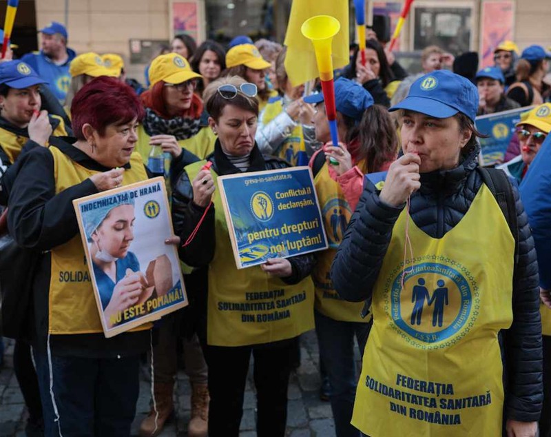 Sindicaliștii din Federația „Solidaritatea Națională” protestează în fața ministerelor Sănătății și Muncii
