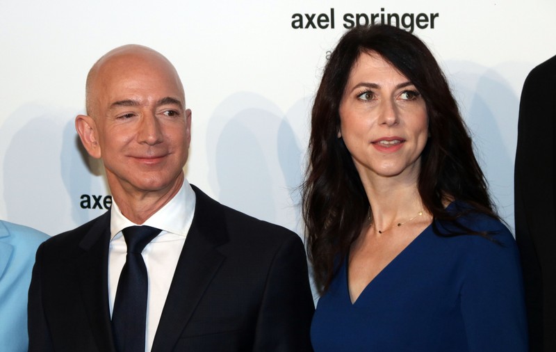 Jeff Bezos rămâne cu trei sferturi din Amazon, după divorț. Cât primește fosta soție, MacKenzie