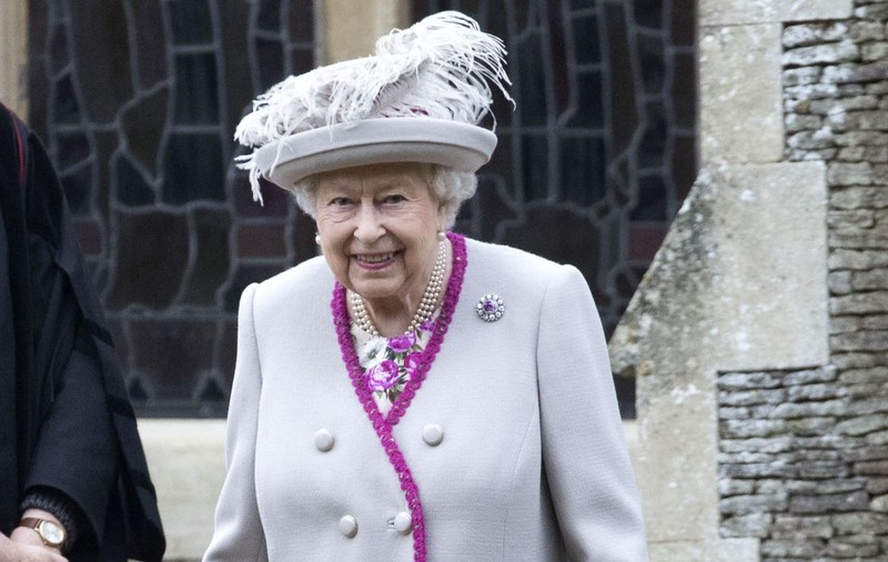 Regina Elisabeta a Marii Britanii se descrie drept "o bunică ocupată"