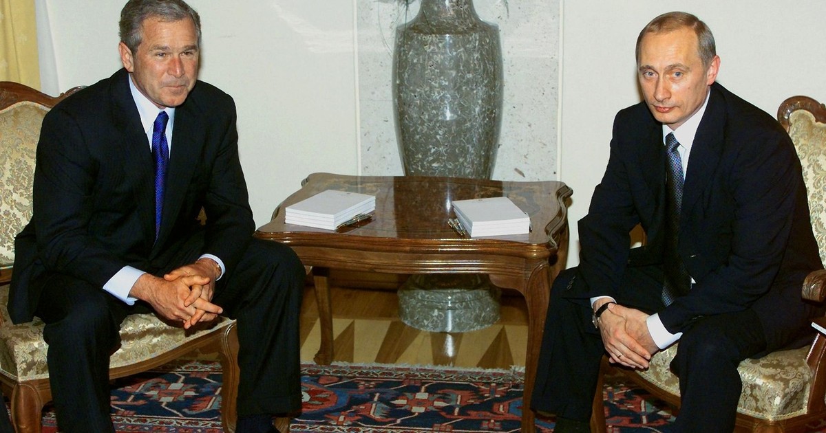 16 iunie 2001, Castelul Brdo, Slovenia George W. Bush (stânga) și Vladimir Putin, la prima lor întrevedere Foto: Profimedia