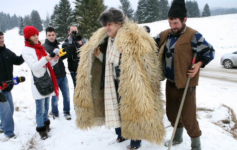 Imagine colosală. Așa arăta Gigi Becali în urmă cu 50 de ani, când era un ”ciobănaș” de nici 10 ani. Avea alături ditamai berbecul. Foto în articol