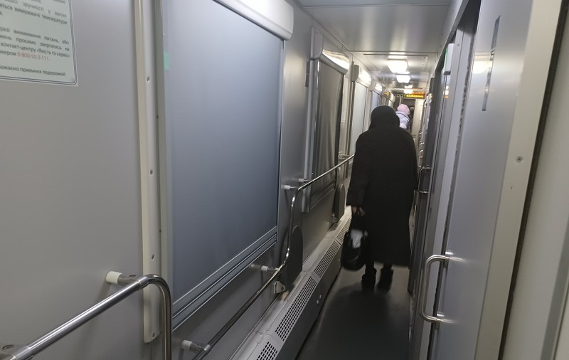 Trimisul special al Libertății în estul Ucrainei: ”Aici, la Mariupol, armata rusă nu a cucerit orașul. Sâmbătă dimineața trenurile stau, iar pe peron sunt polițiști ucraineni înarmați”