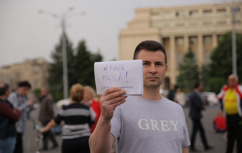 Printre protestatarii din Piața Victoriei, în prima zi a stării de alertă: 100 de oameni supărați pe pandemie, vaccinare, antenele 5G, avorturi și restricții