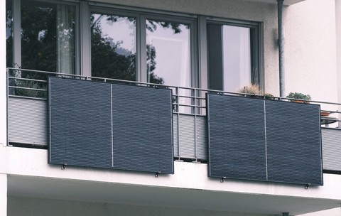 Chiriașii germani își pun panouri solare pe balcon. Sursă foto: Profimedia.