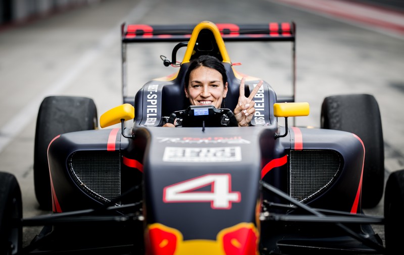 Cristina Neagu a trecut la Formula 1! Handbalista a testat mașinile cu mulți cai putere