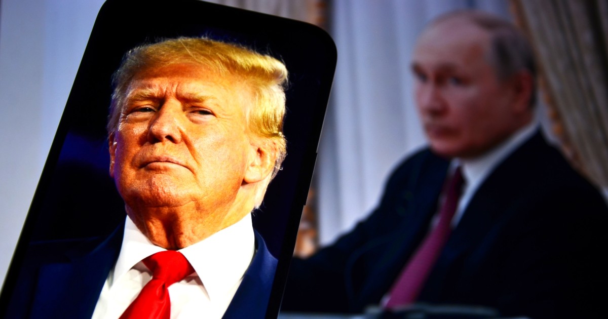 Donald Trump, pe ecranul unui telefon. Pe fundal, Vladimir Putin. Ambii sunt îmbrăcați cu sacouri negre și cămăși albe, cu cravate roșii