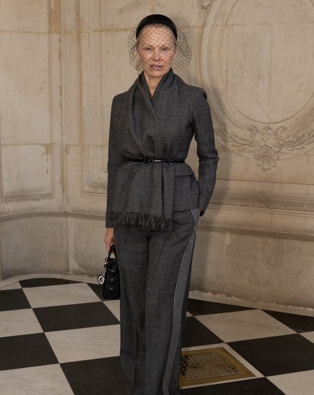 Pamela Anderson lansează un nou trend: fără machiaj la evenimentele de modă. Cum a apărut la Paris Fashion Week