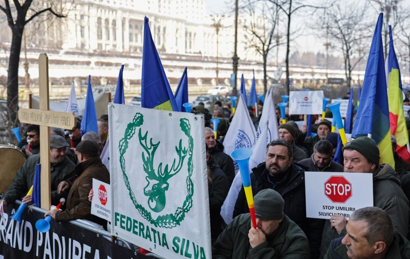 Protest al silvicultorilor în fața Ministerului Mediului, după ce Guvernul le-a redus salariile cu 25%