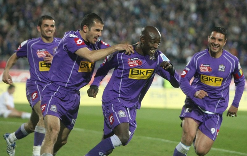 Autorităţile locale şi judeţene vor să cumpere FC Timişoara 