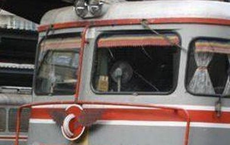 Accident feroviar la IL Caragiale! O locomotivă şi un vagon au căzut de pe un pod