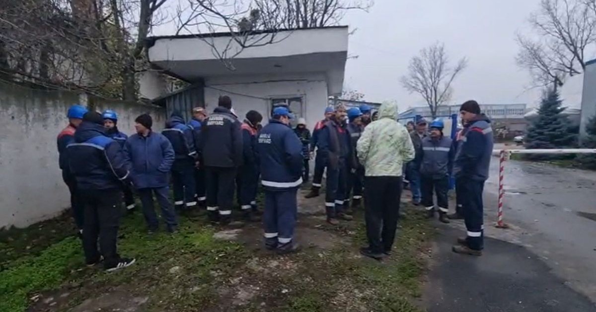 Mai mulți angajați de la Navrom Galați au ieșit în curtea fabricii și fac grevă de avertisment, într-o zi de toamnă, 24 noiembrie 2025