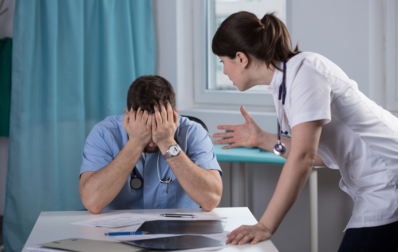 Ce pot învăța doctorii români de la piloții de supersonice despre raportarea greșelilor medicale. „Nu ne interesează cine, ci cum s-a produs eroarea”