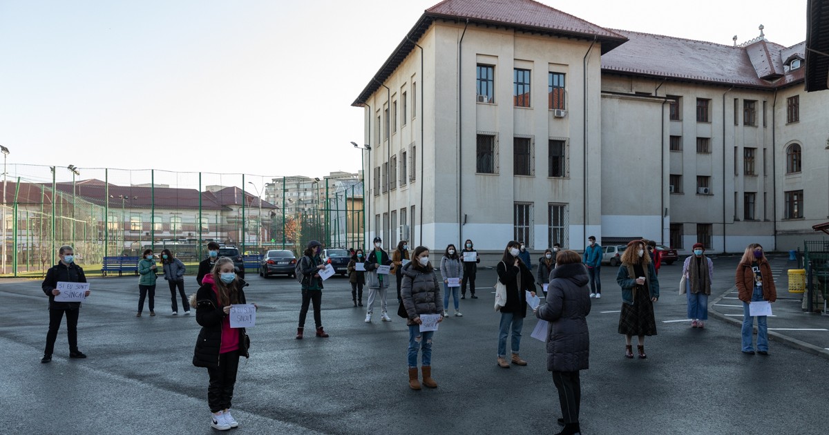 Elevii, profesorii și părinții copiilor au protestat aproape zilnic la începutul anului, în curtea Colegiului „Gheorghe Șincai”. Foto: Vlad Chirea