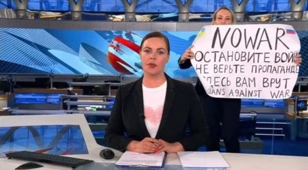 O jurnalistă rusă a protestat în timpul unui jurnal de știri cu un carton pe care scria „No war” | Foto: Profimedia