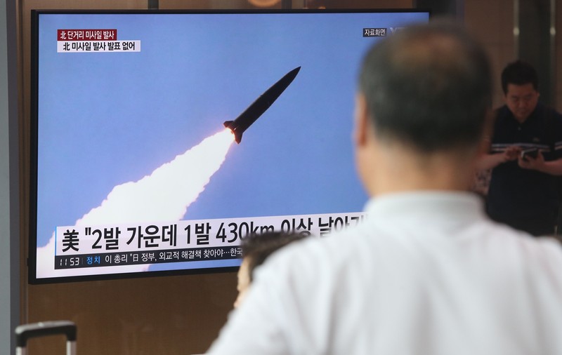 Coreea de Nord a lansat două proiectile neidentificate către Marea de Est. Japonia: "Extrem de regretabil"