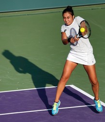 epa05232225 Zarina Diyas of Kazakhstan in action against Serena Williams of the USA during their third round match at the Miami Open tennis tournament on Key Biscayne, Miami, Florida, USA, 26 March 2016. EPA/RHONA WISE