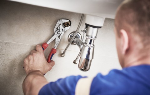 Ce salarii se câștigă în domeniul instalațiilor? Cât primește un instalator vs un electrician vs un inginer