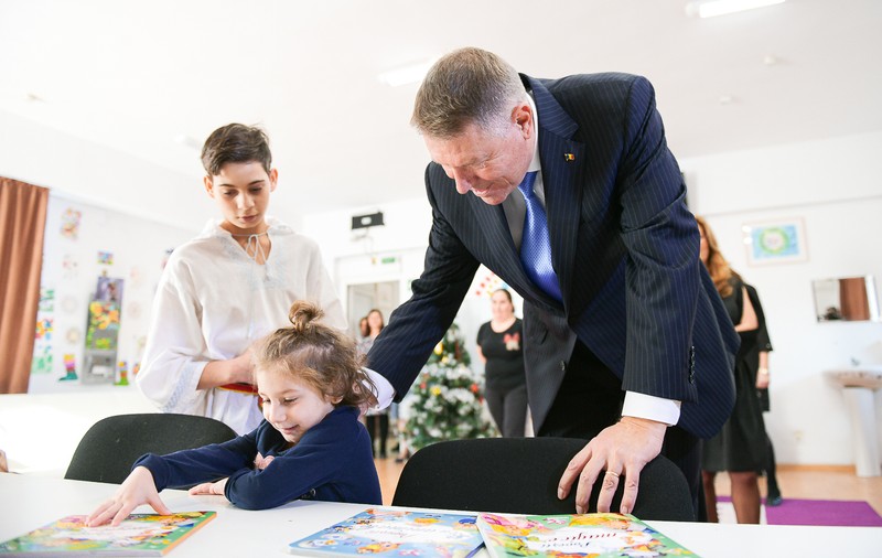 Preşedintele Klaus Iohannis a promulgat dublarea alocaţiilor pentru copii. Guvernul spune că nu are bani acum