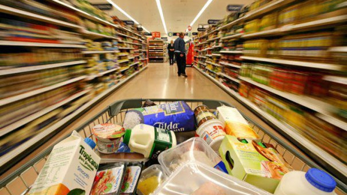 Românii au lăsat anul trecut 62 de miliarde de lei în conturile marilor retaileri. Cărucior plin de cumpărături într-un hipermarket
