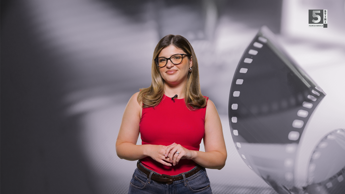 Adelina Duinea, gazda rubricii 5 știri - Filme și seriale, îmbrăcată cu o bluză roșie și blugi negri, pe un fundal gri.