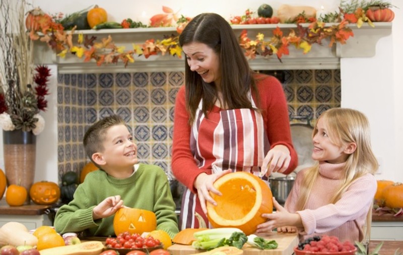 Cum facem un felinar de Halloween dintr-un dovleac?
