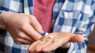 guma de mestecat in mana