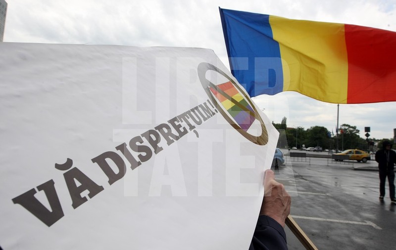 UPDATE: „Marșul diversității” s-a încheiat. Sute de persoane au mărşăluit prin ploaie / GALERIE FOTO