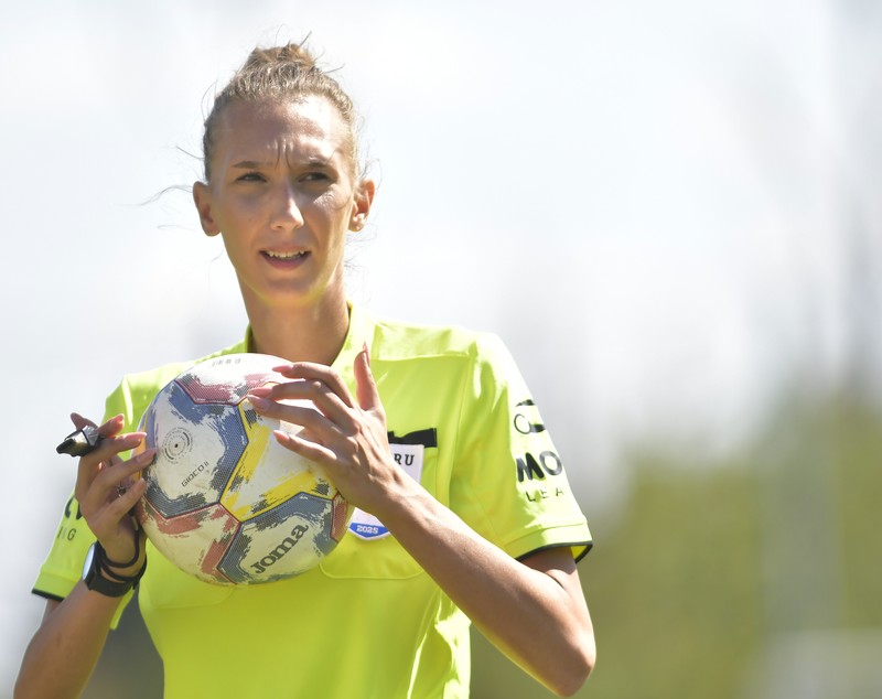 Arbitra Alexandra Ogică își urmează visul de a ajunge ecuson FIFA. Soția celui supranumit „Spaima loteriei” a condus la Ploiești un meci feminin din Liga 2: „Ea când vrea să fluiere, fluieră!”