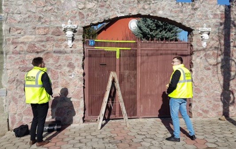 Casa interlopului Ioan Fizidean din Arad a fost atacată cu arme. Geamurile de la sufragerie au urme de gloanțe