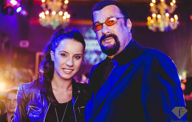 Steven Seagal şi-a sărbătorit ziua de naştere în România! Uite ce a primit cadou | FOTO