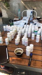 Alina Dumitriu, directorul executiv al Asociației Sens Pozitiv, pregătește pachete pentru pacienți cu HIV/SIDA rămași fără medicație, ca urmare a absenței medicamentelor din spitale&nbsp;