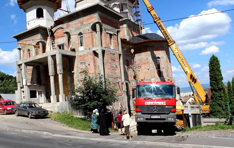 Au reclamat biserica la Garda de Mediu, din cauza slujbelor transmise în difuzoare