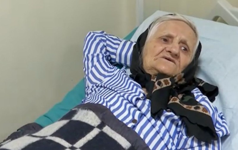 O bătrână din Iași, mamă a nouă copii, a fost dată afară din casă și abandonată în spital: „Toți au refuzat”