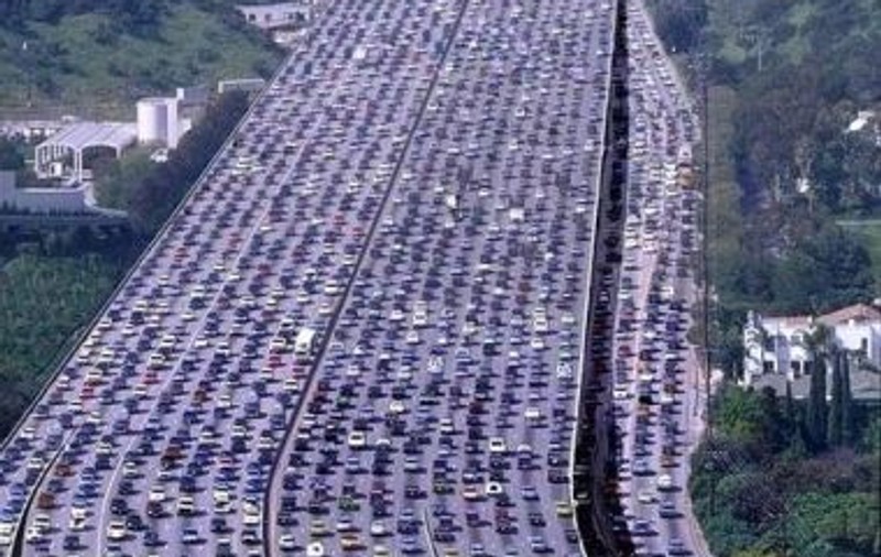 Exasperat de traficul din Bucureşti? N-ai văzut nimic! Uite coada de 100 de kilometri de maşini