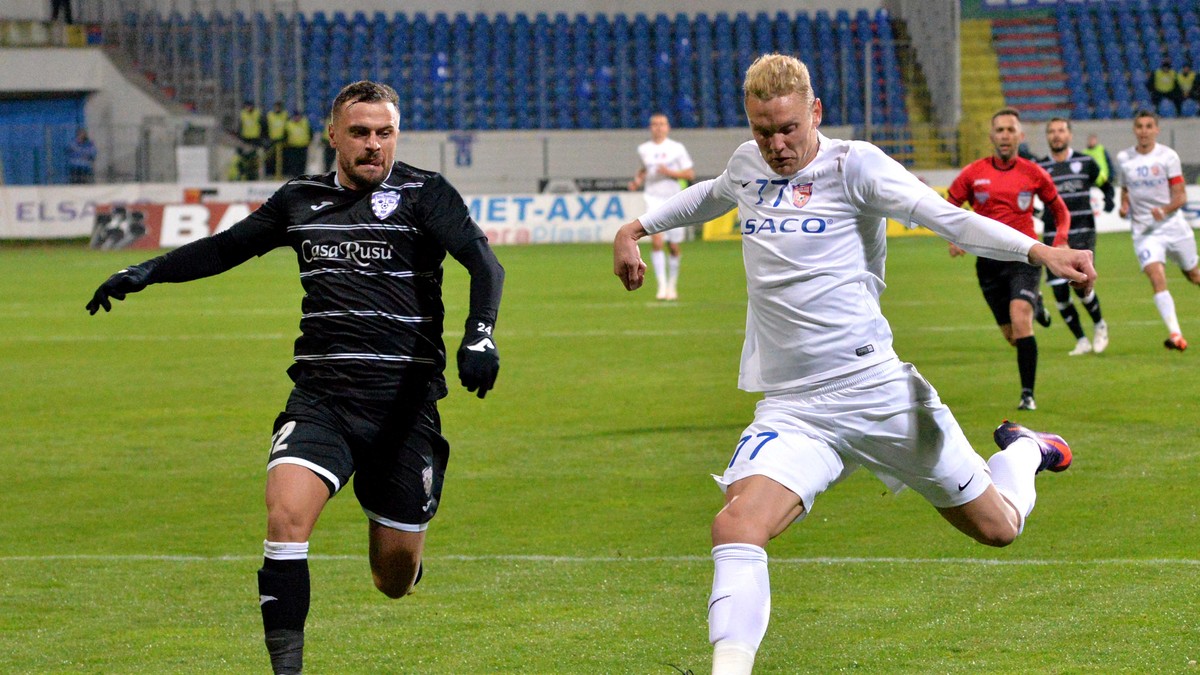 Duel între Bogdan Străuț și Deyvidas Matulevicius, în timpul unui meci FC Botoșani - ACS Poli Timișoara. (FOTO: HEPTA)
