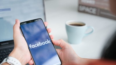 Chiang,Mai,Thailand.,Mar,08,,2020.,Woman,Holds,Smart,Phone