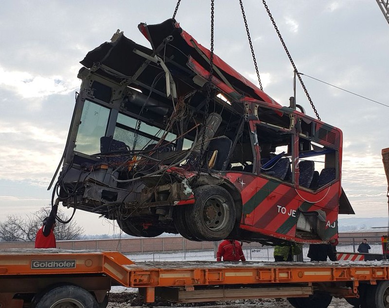 Cinci persoane au murit într-un accident feroviar în Serbia. Un autocar cu elevi a fost pur și simplu rupt în două de un tren